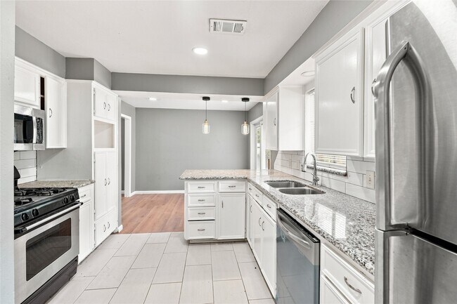 Building Photo - 2906 Newcastle Dr
