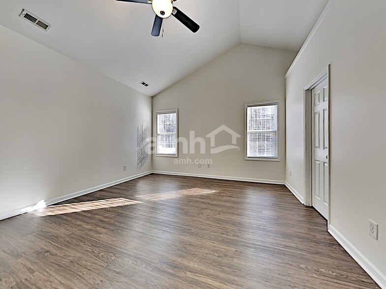 Building Photo - 8008 Willowglen Dr