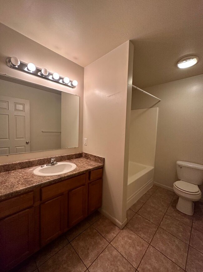 Building Photo - 3105 W Michigan - 6 Bed/3 Bath Townhouse Near WMU