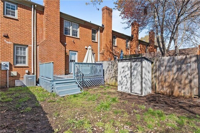 Building Photo - 345 Middle Oaks Dr