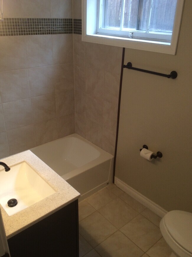 Building Photo - PET FRIENDLY 3 BEDROOM 2 BATHROOM HOUSE