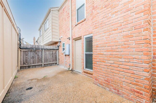 Building Photo - 3004 Beecave Dr