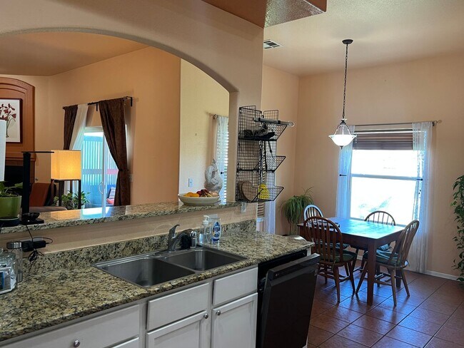 Building Photo - Exceptional Rental in Great Locale