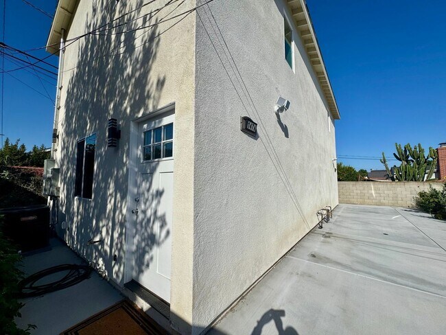 Building Photo - 147 E 59th St