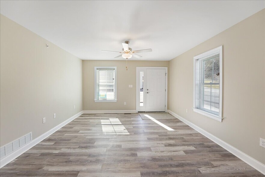 Building Photo - 552 Creek Rd