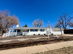 Building Photo - Charming 3 Bedroom in Knob Hill with views of Pikes Peak