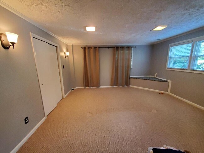 Building Photo - 3838 Glenbrook Rd