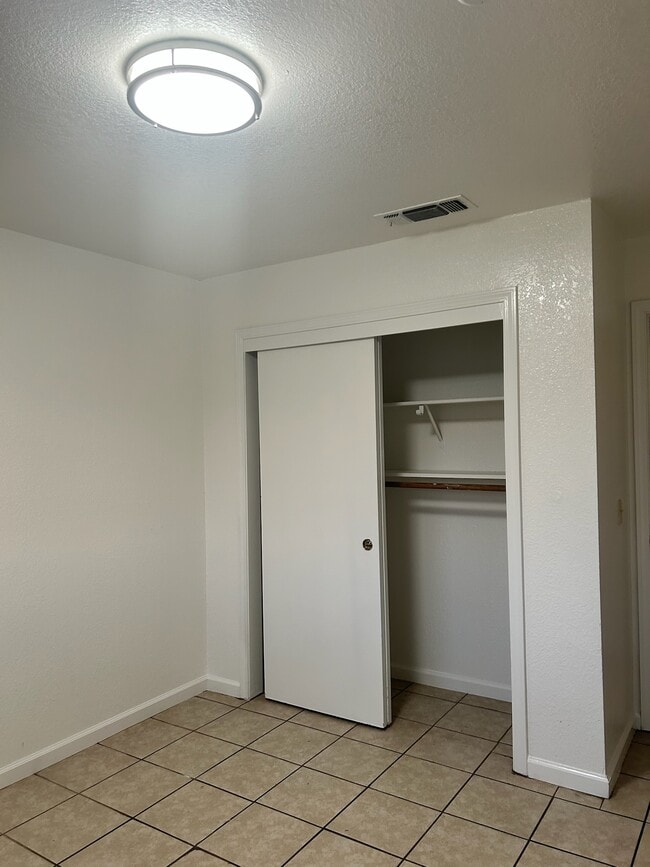 Building Photo - 1008 Shadow Ridge Dr