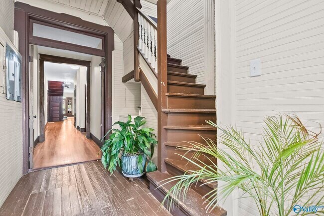 Building Photo - 207 Lincoln St SE