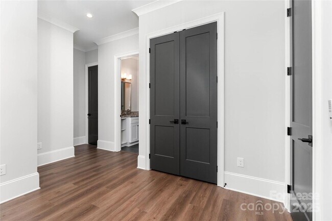 Building Photo - 805 Naples Dr