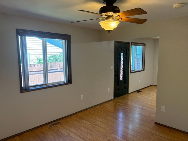 Building Photo - 3233 Jeri Dr NE