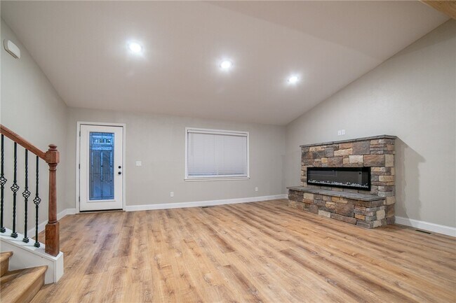 Building Photo - 1647 Carolyn Dr