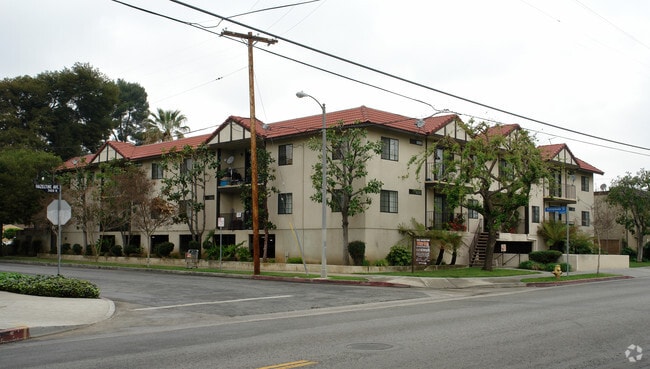 Primary Photo - 7441 Hazeltine Ave