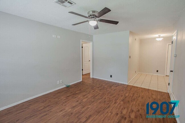 Building Photo - 1618 Village Dr