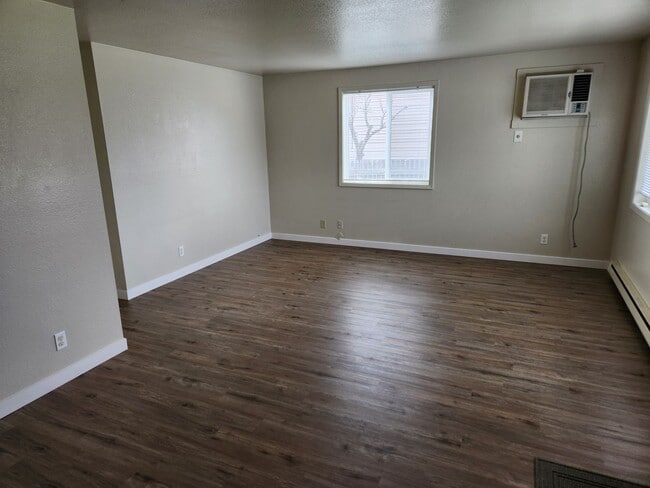 Building Photo - Nice 2 Bedroom with Garage.