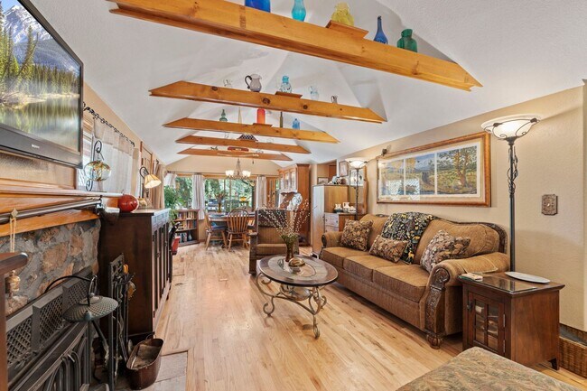 Building Photo - Cozy Green Mountain Falls Cottage