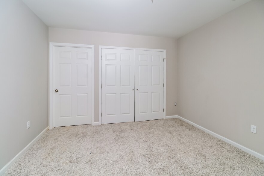 Building Photo - 404 Little Sycamore Ln