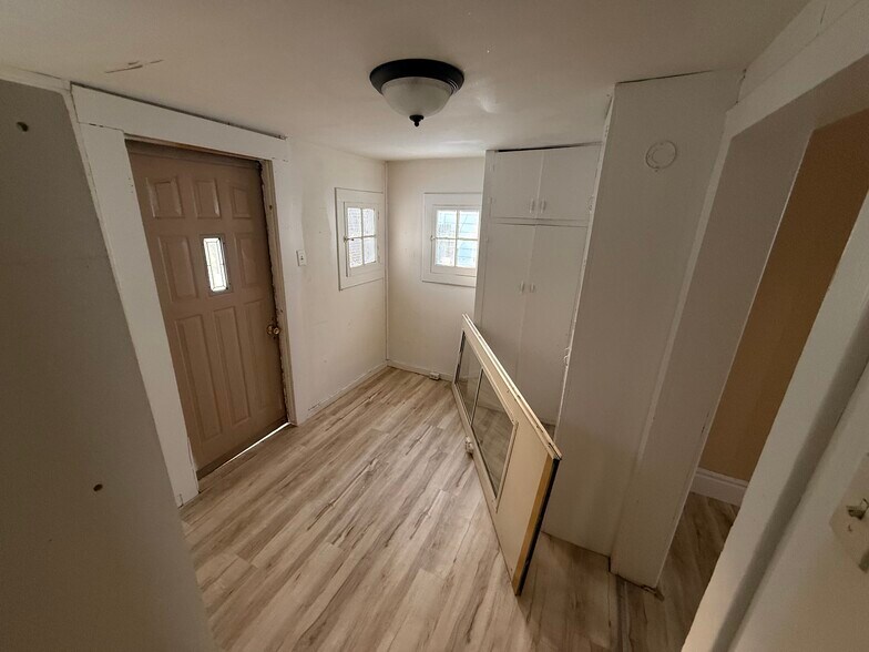 Building Photo - 1402 E Fox St