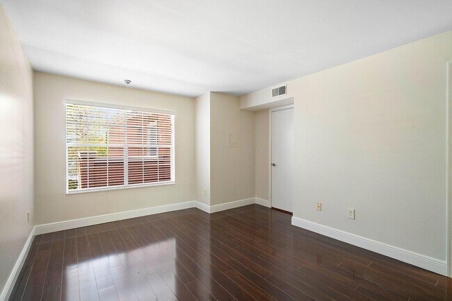 Building Photo - 1165 Crystal Way