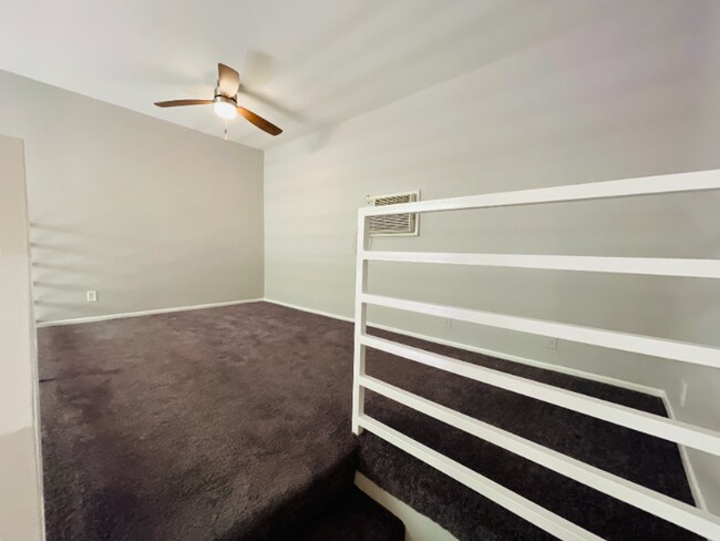 Building Photo - 7044 Hawthorn Ave