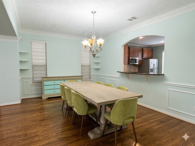 Building Photo - 3410 Skyline Village Dr