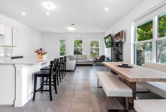 Building Photo - 6082 Carre Wy