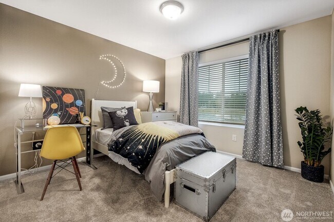 Building Photo - Beautiful 5-bedroom, 3-bath home offering 2,648 sq ft of comfortable living space on an east-faci...