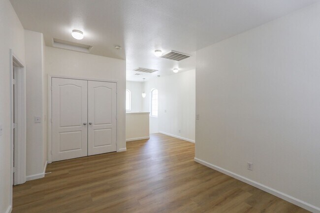 Building Photo - 3 Bedroom And Loft Southwest Gated Communi...