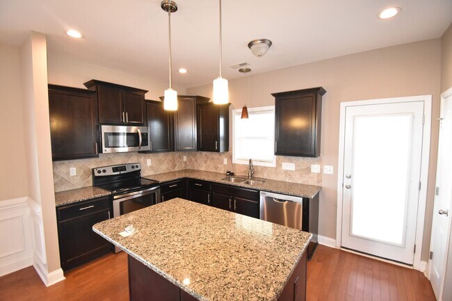 Building Photo - 4 Bedrooms and 2.5 Bath in Patriot Park Vi...