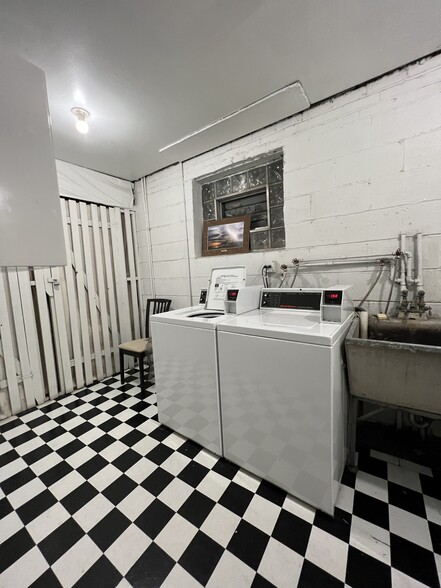Building Photo - 516 W Melrose