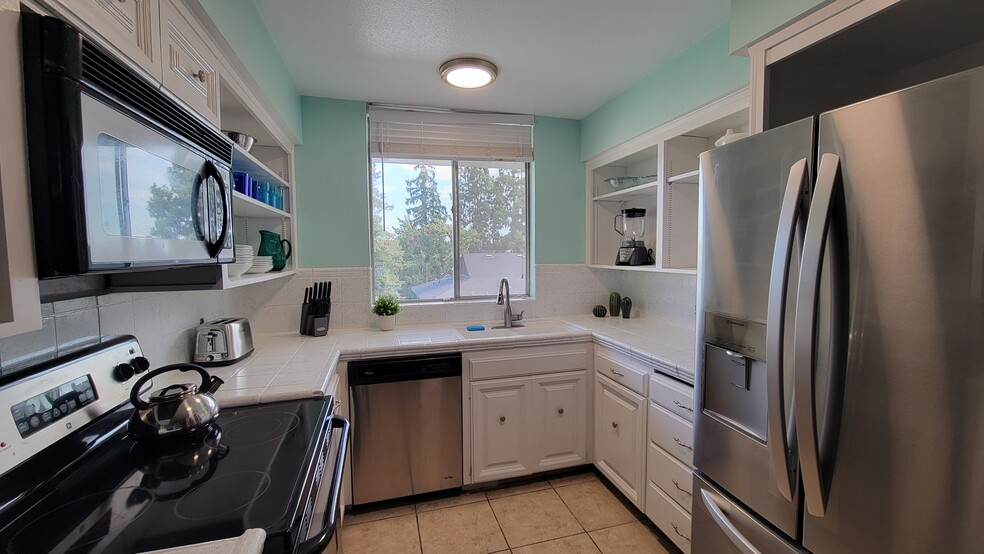 Pool view kitchen! - 5180 N Wishon Ave