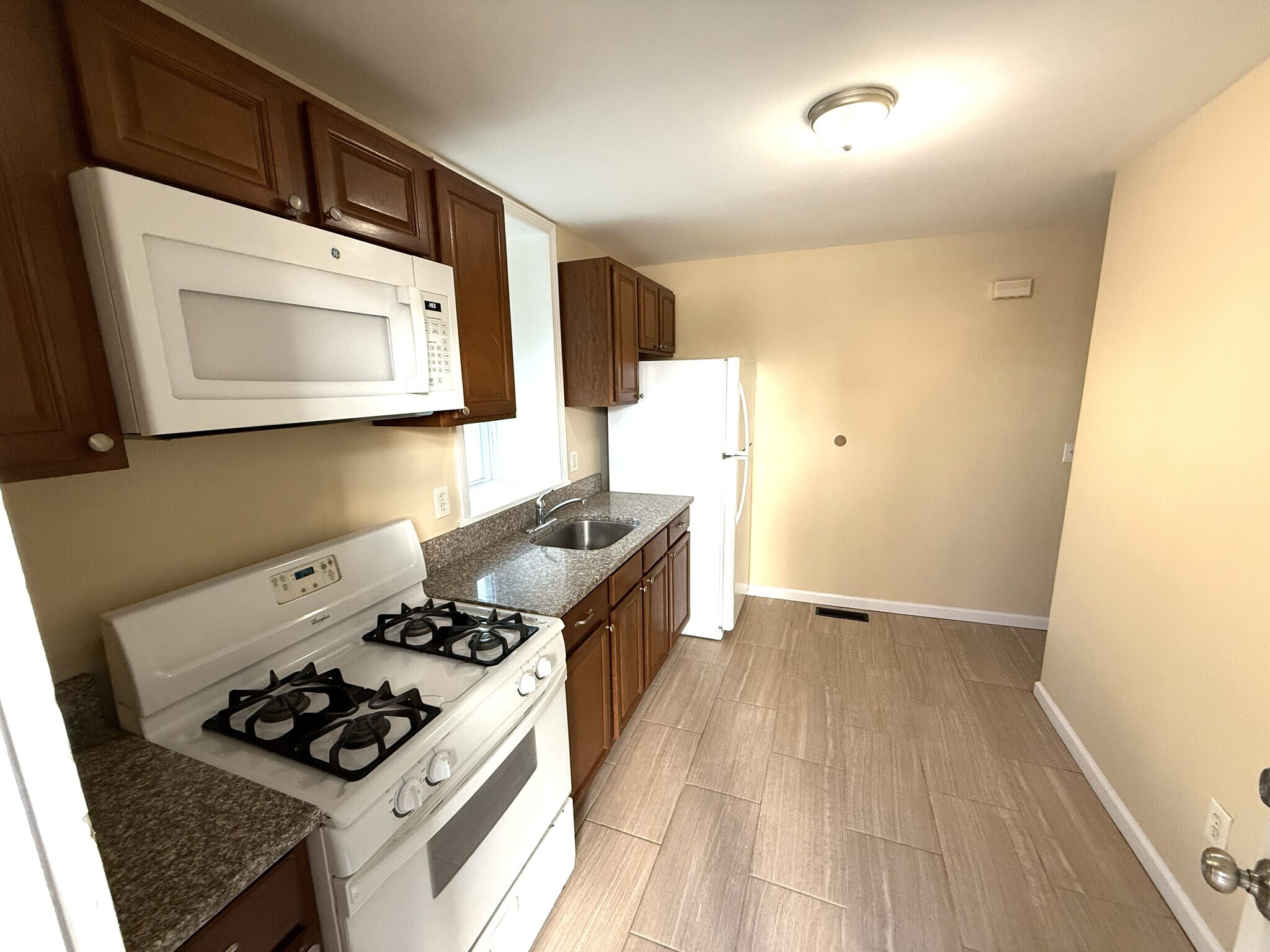 Building Photo - 1333 E Main St