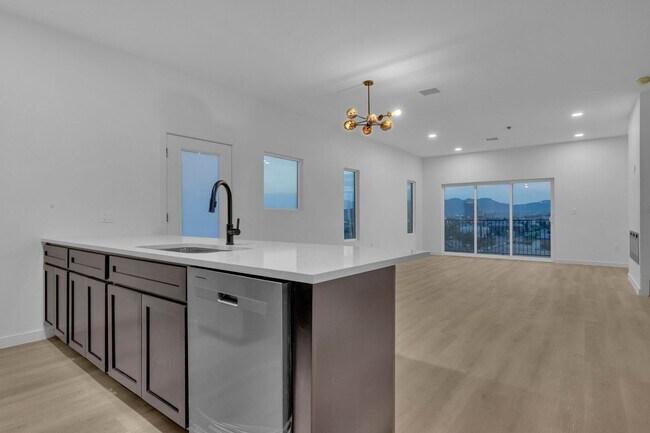 Building Photo - 1519 Golden Hill Terrace