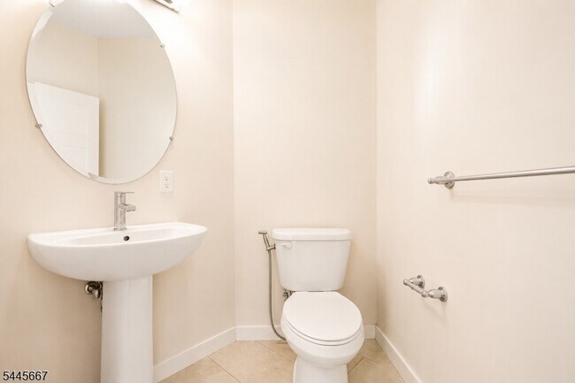 Building Photo - 723 Lorhan Dr