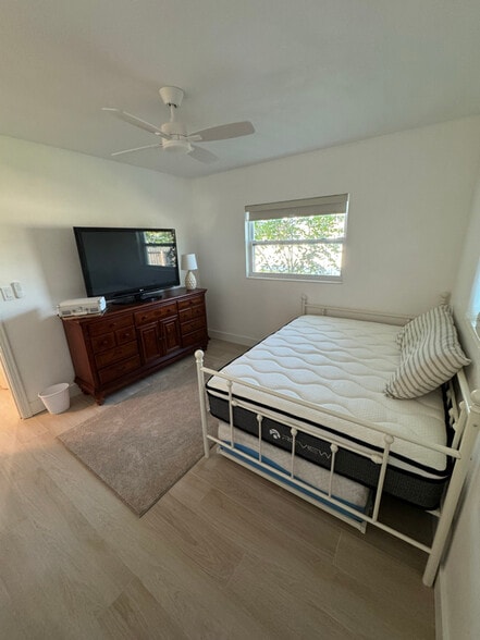 Building Photo - 11423 77th Ave