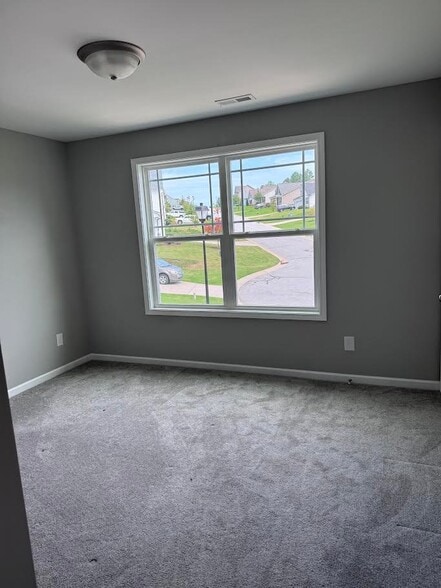 Building Photo - 136 Tang Cir