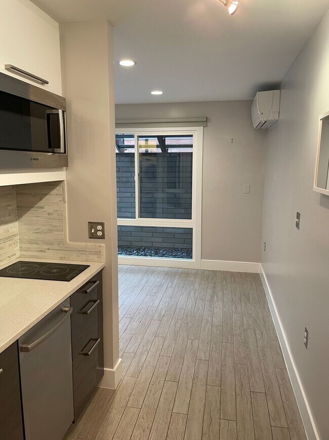 Building Photo - Logan Circle Beautifully Renovated Studio Apartment