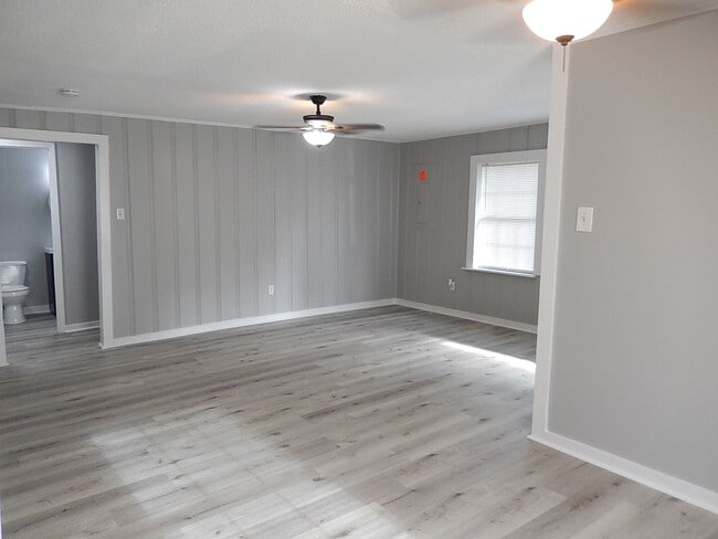Building Photo - Recently RENOVATED 3/2 w/ Stainless Steel Appliances, Plank Vinyl Throughout, Washer/Dryer, & Lar...
