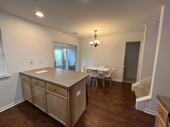 Building Photo - 3 Bedroom 2.5 Bath Townhome in Beresford Commons