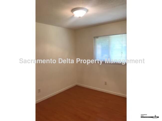 Building Photo - Updated 4 bedroom, 2 bath home with large ...