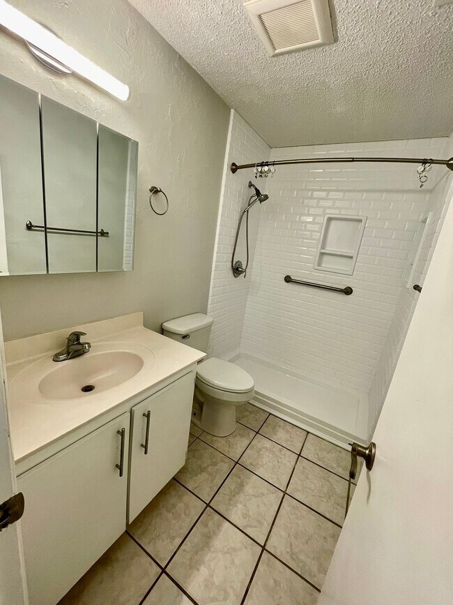 Building Photo - 827 Long Meadow Ct
