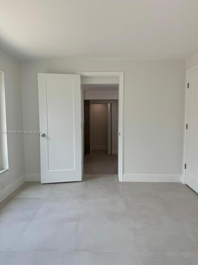 Building Photo - 4028 SW 49th Ct