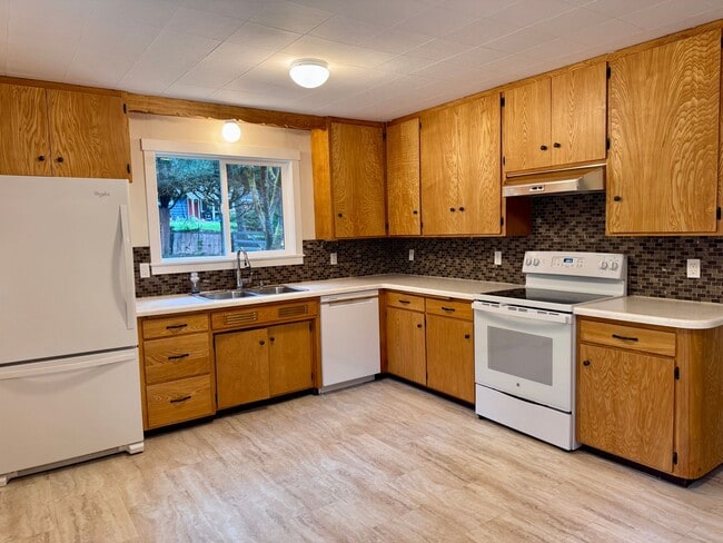 Building Photo - Location Location Location....plus a darling one story cottage