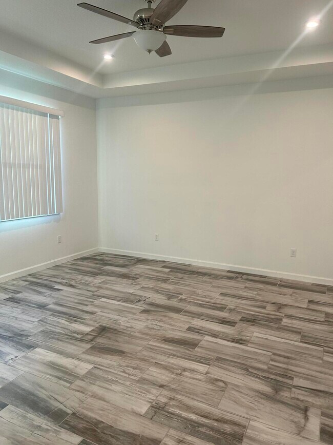 Building Photo - 12742 SW Phoenix Dr