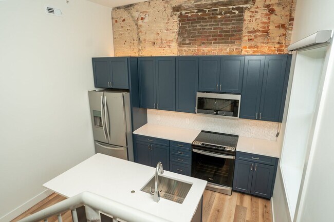 Building Photo - **  AVAILABLE AUGUST 2026  **  Beautiful Downtown Apartment with Private Rooftop Deck  Call to in...