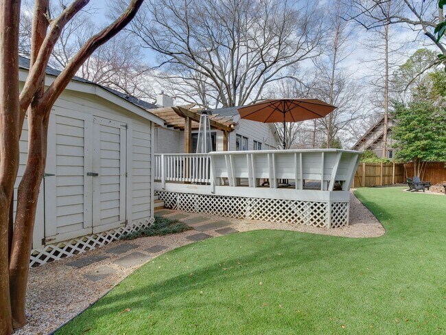 Building Photo - 3221 Sunset Dr