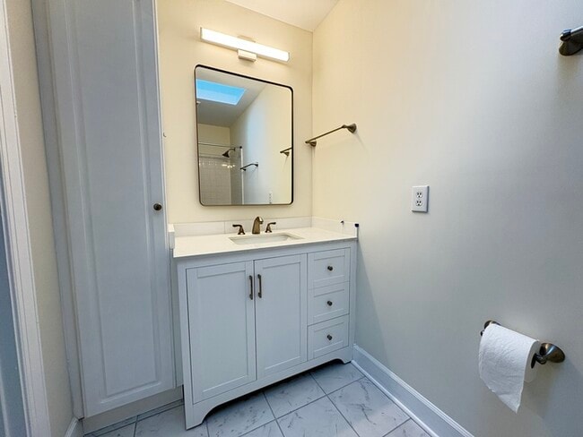 Building Photo - Fabulous 3 Br Townhome  For Rent