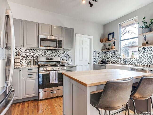 Building Photo - 814 W Gramercy Pl