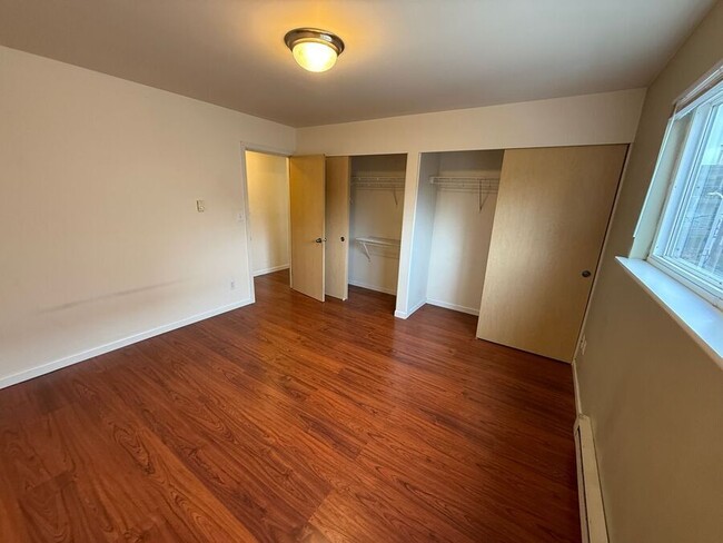 Building Photo - Spacious 2 bedroom with hardwood floors. W...