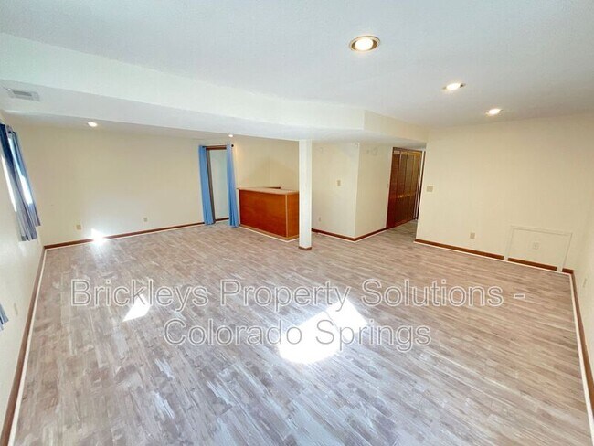 Building Photo - 7993 Scarborough Dr